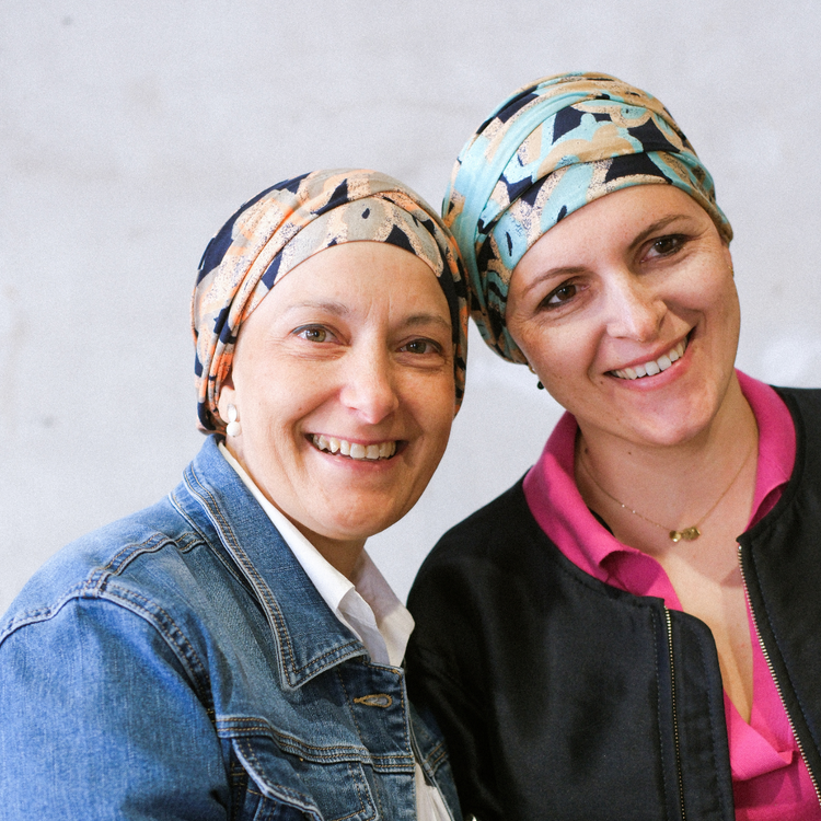 dos mujeres sonrientes luciendo los modelos Merida y Sichuan de iBBIBBI
